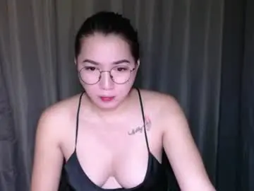Chaturbate Live Sex Cam of prettypetiteashley