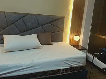 Stripchat Live Sex Cam of Kitty_Paradise_