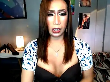 Stripchat Live Sex Cam of littleredbunny27